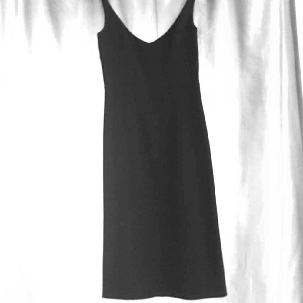 LBD TAHARI BLACK VNECK DRESS SIDE ZIP 95% SILK